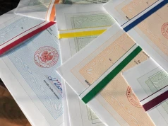 Rodzice publikują zdjęcia świadectw dzieci w internecie. "Szóstki i piątki od góry do dołu"