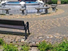 Kostka brukowa wokół fontanny do naprawy