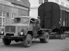 „Tory na tiry” 70 lat temu: ciężarówka dowoziła wagony na załadunek chleba w piekarni