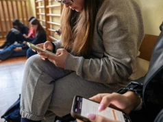 TikTok ratuje średnią? Uczniowie stawiają na fast-naukę. "Odpalają filmiki i dostają wiedzę w pigułce"