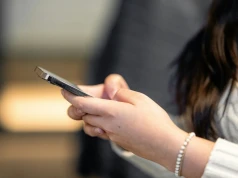 Zakaz smartfonów w szkołach. Takie kary czekają na uczniów