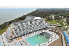Brytyjczycy patrzą na Pobierowo. Tak piszą o hotelu gigancie