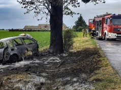 Samochód stanął w płomieniach po wypadku