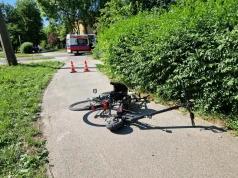 Czołowe zderzenie rowerzysty z nastolatkiem na hulajnodze. Obaj trafili do szpitala