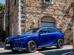 Lexus świętuje 30 lat w Polsce. Obniża ceny i daje rabaty na akcesoria