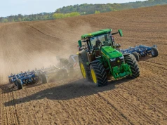 Nowa odsłona ciągników John Deere serii 8R, 8RT i 8RX o mniejszej mocy