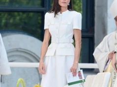 Królowa Letizia zachwyciła w białej sukience. Podobne modele znalazłyśmy w popularnych sieciówkach