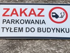 Czy zakaz parkowania tyłem do budynku to naprawdę zakaz, czy tylko prośba?