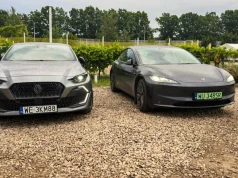 Nowe Renault Clio 6 Full Hybrid kontra Tesla Model 3. Postawiliśmy przeciwko sobie dwa światy motoryzacji