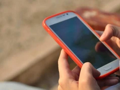 Zielona kropka na telefonie. Kiedy powinna wzbudzić twoją czujność?