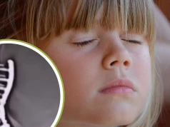 Czeszesz tak córkę? Uważaj! Ta fryzura w aucie może być niebezpieczna