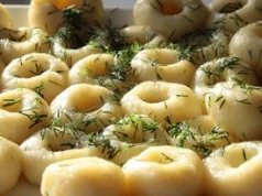 Dodaj do ciasta. Kluski śląskie będą delikatne i bardzo sprężyste, a nie kleiste