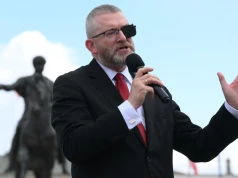 Zarabia krocie w "eurokołchozie", a na koncie ma 94 centy. To majątek Grzegorza Brauna