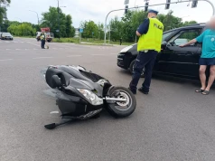 Skuterzysta przewrócił się na skrzyżowaniu w Lublinie, trafił do szpitala. Są utrudnienia w ruchu