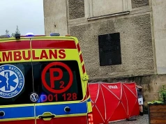 Samochód wjechał na chodnik i potrącił dwie osoby. Poważny wypadek na Dolnym Śląsku
