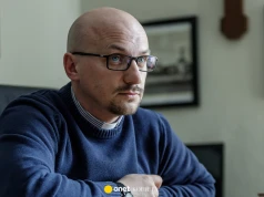 Znany ksiądz odnalazł przy torach niezwykłą pamiątkę. Poruszający wpis