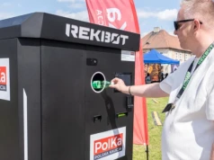 Butelkę oddasz na plaży. System kaucyjny wychodzi ze sklepów: kaucja wróci na kartę!