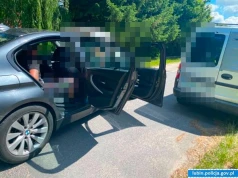 Totalna kumulacja. Dwa aktywne zakazy, podwójnie poszukiwany, a auto którym uciekał miało inne tablice, brak OC i przeglądu