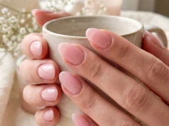 Niezwykle eleganckie i kobiece - paznokcie strawberry milk to wybór na lato 2026