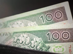 ZUS wypłaca 336,16 zł co miesiąc, bez względu na dochód. Ci emeryci mogą starać się o świadczenie