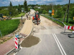 Gmina Ropczyce modernizuje drogę Brzezówka – Zapłocie. Prace zakończą się w październiku