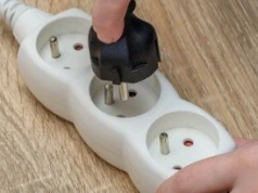 Nie podłączaj tych urządzeń do listwy. Elektryk ostrzega