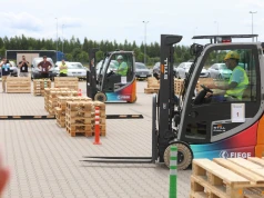 Operatorzy wózków widłowych z całej Polski przyjechali do Ameryki k. Olsztynka. Walczyli o tytuł mistrza i pieniądze