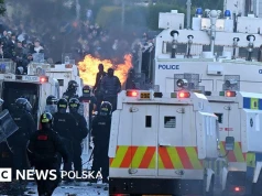 Dwunastu policjantów rannych i 16 aresztowań podczas drugiej nocy zamieszek w Irlandii Północnej