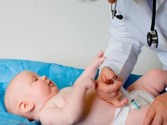 Debata na temat zastrzyków z witaminą K: Naukowiec kwestionuje dane dotyczące bezpieczeństwa oraz kwestię świadomej zgody w przypadku noworodków
