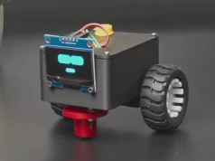 Mały robot jeździ po biurku i czeka na dotyk. Dziwne? Trochę. Sympatyczne? Bardzo