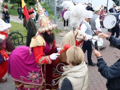 Lajkonik harcuje po ulicach Krakowa. Płynął też Wisłą
