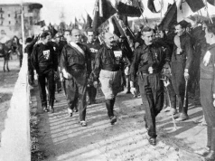 30 tysięcy ludzi w czarnych koszulach i jeden wielki bluff. Tak Mussolini przejął władzę we Włoszech