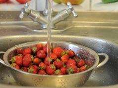 Bosacka pokazała, jak myje truskawki. Żadna soda i żaden ocet