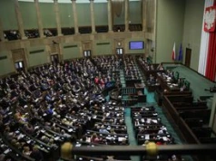 KO zyskuje, PiS traci. Remis Lewicy i Konfederacji Korony Polskiej