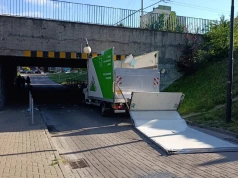 Kolejny kierowca nie patrzył na znaki. Wjechał pod niski wiadukt w Lublinie niszcząc zabudowę auta