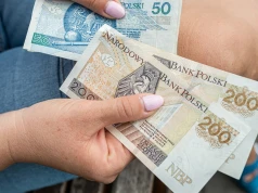 Rozdają pieniądze na wakacje. Tym Polakom przed urlopem wypłacą prawie 3 tys. zł
