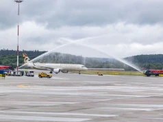 Nowa linia lotnicza w Kraków Airport. Pierwszy samolot powitano salutem wodnym