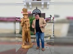Chrząszcz ze Szczebrzeszyna trafi do Pszczyny na Śląsk. Burmistrz kupił rzeźbę za własne pieniądze