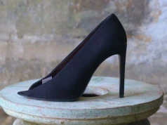 Valentino stworzył buty, o których huczy internet. Hailey Bieber już je nosi, a krytycy nie mają litości
