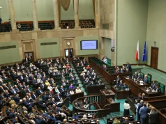 Remis dwóch partii tuż za podium. Opublikowano nowy sondaż