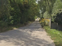 Nie będzie lepszego dojazdu do bocznej bramy cmentarza na Majdanku. Ubytki zostaną jednak naprawione