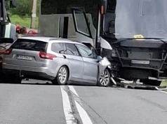 Zderzenie autobusu, osobówki i ciągnika na drodze wojewódzkiej. Jedna osoba trafiła do szpitala