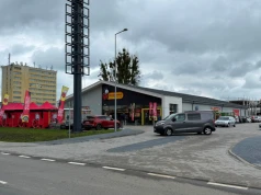Nowy park handlowy w Białymstoku jeszcze w budowie, ale Biedronka już otwarta