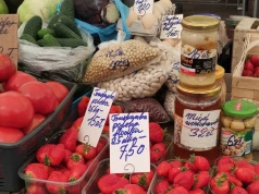 Truskawki podrożeją? Tak ulewy wpłyną na ceny owoców