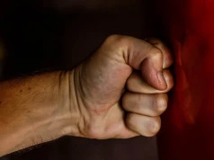 Muzułmańscy krewni bili ją kijami i innymi ostrymi przedmiotami