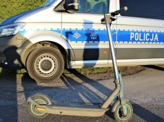 15-latek jechał na hulajnodze elektrycznej bez blokady i bez kasku. Mandat dostał rodzic