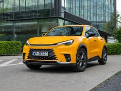Lexus rozdaje prezenty na 30. urodziny. LBX od 132 200 zł, a RX 500h z rabatem 105 tysięcy