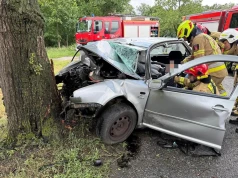 „Z ogromną siłą uderzył czołowo w przydrożne drzewo”. Znamy więcej szczegółów tragicznego wypadku w Gminie Strzałkowo.