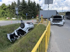 Po zderzeniu auto dachowało do rowu. Matka i córka w szpitalu