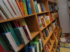 Do wakacji zostały dwa tygodnie, a uczniowie już oddają podręczniki. "Będą siedzieć i patrzeć w sufit?"